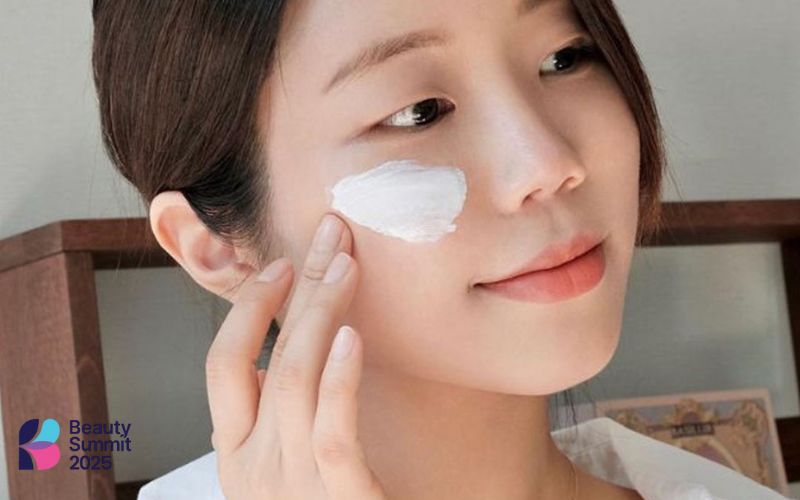 Bôi kem chống nắng đúng cách là thoa đủ lượng cần thiết Bôi kem chống nắng đúng cách là thoa đủ lượng cần thiết