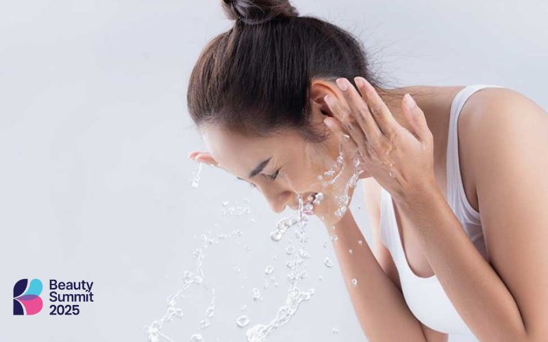 Rửa mặt nhẹ nhàng và thoa dưỡng ẩm cho da khi bị châm chích do bôi kem chống nắng