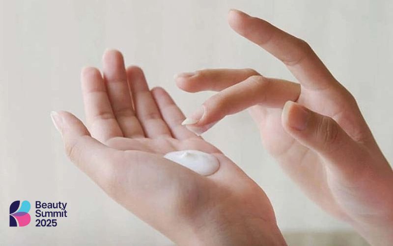 Thoa lượng kem chống nắng vừa đủ để không gây bít tắc