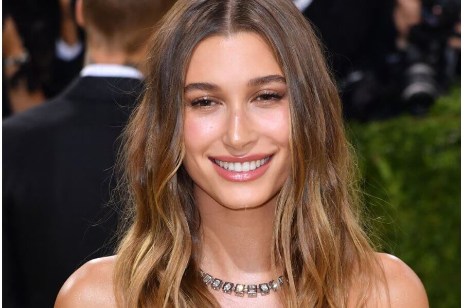 10 Ngôi sao nổi tiếng có làn da đẹp mịn màng, khoẻ mạnh 8 Hailey Bieber với làn da căng bóng khoẻ đẹp