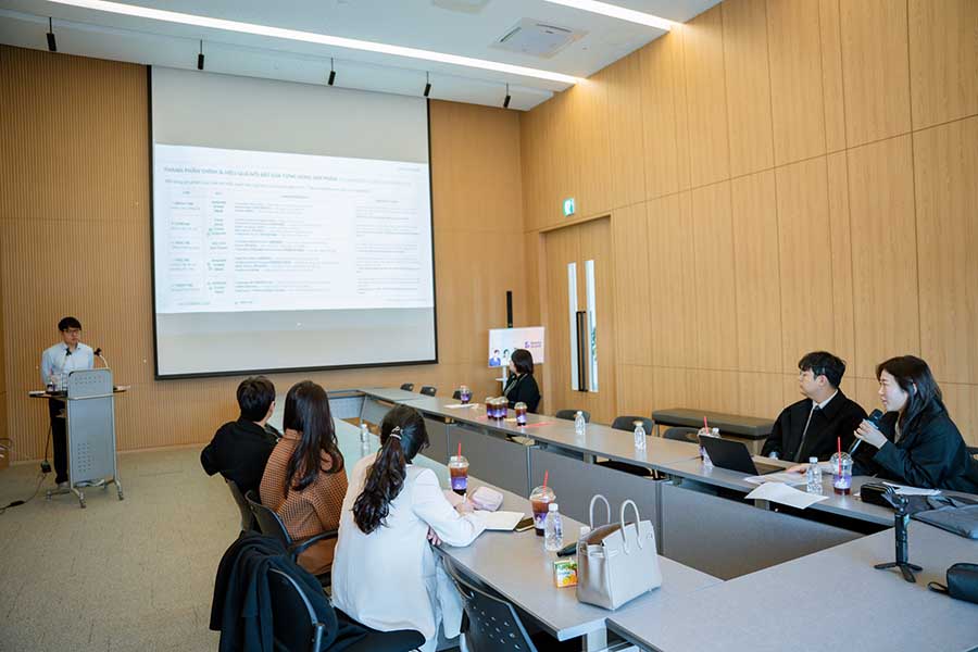 Hành trình công tác Hàn Quốc của CEO Thân Minh Hoàng: Chiến lược kết nối – kiểm chứng – nâng tầm ngành làm đẹp Việt Nam 3 CEO Thân Minh Hoàng làm việc với Weaving Korea