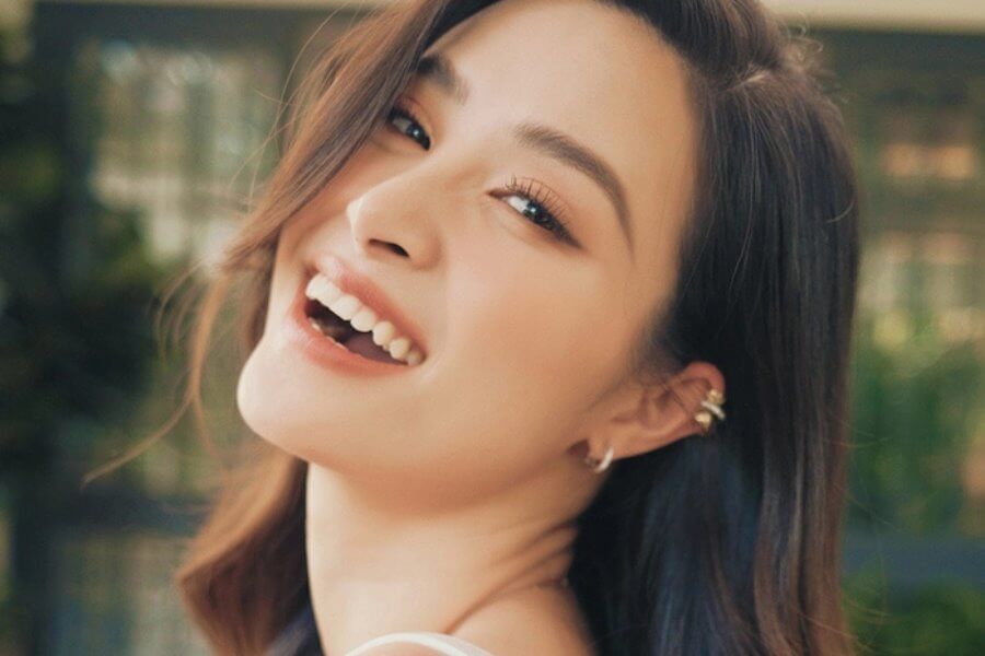 10 Ngôi sao nổi tiếng có làn da đẹp mịn màng, khoẻ mạnh 4 Làn da khoẻ đẹp của Đông Nhi có được do bảo vệ tốt