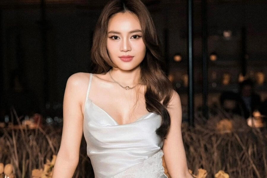 10 Ngôi sao nổi tiếng có làn da đẹp mịn màng, khoẻ mạnh 1 Ninh Dương Lan Ngọc với làn da đẹp mướt