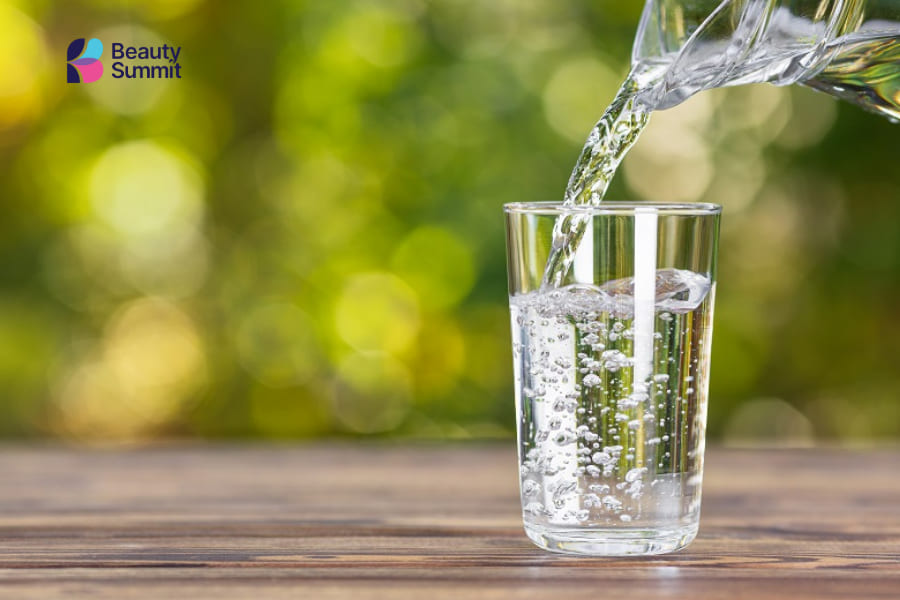 Phụ nữ 30 tuổi nên uống gì để đẹp da, ngừa lão hoá? 2 Phụ nữ 30 tuổi nên uống nước lọc để đẹp da