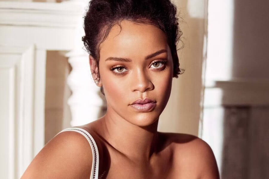 10 Ngôi sao nổi tiếng có làn da đẹp mịn màng, khoẻ mạnh 10 Làn da ngăm đen khoẻ đẹp của Rihanna