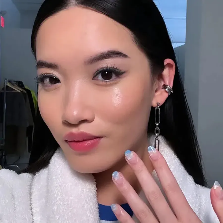 xu hướng trang điểm 2026 - Phấn m&aacute; hồng dạng phủ