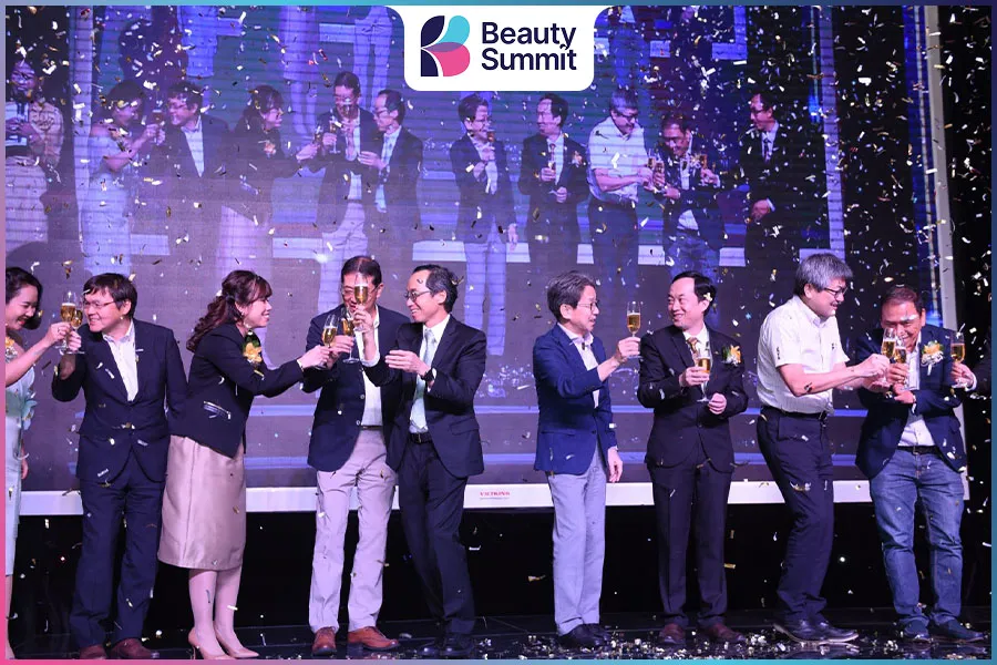 tiệc li&ecirc;n hoan cuối năm tại nh&agrave; h&agrave;ng, kh&aacute;ch sạn