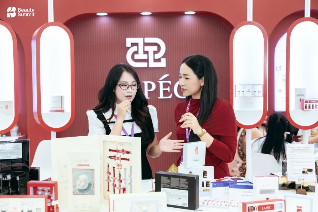 Khách tham quan trải nghiệm mỹ phẩm tại Beauty Summit